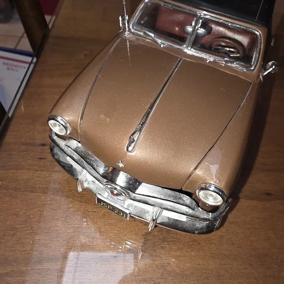 Classic Die-Cast Car Model Set - Blue, Brown, Maroon - Picture 4 of 8